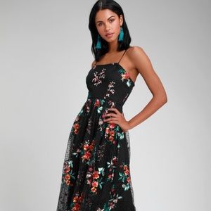 LULU’S BLACK FLORAL EMBROIDERED MIDI DRESS